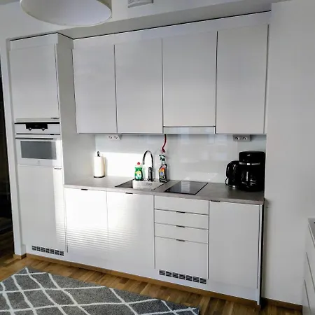 Cozy Near Airport 아파트 반타